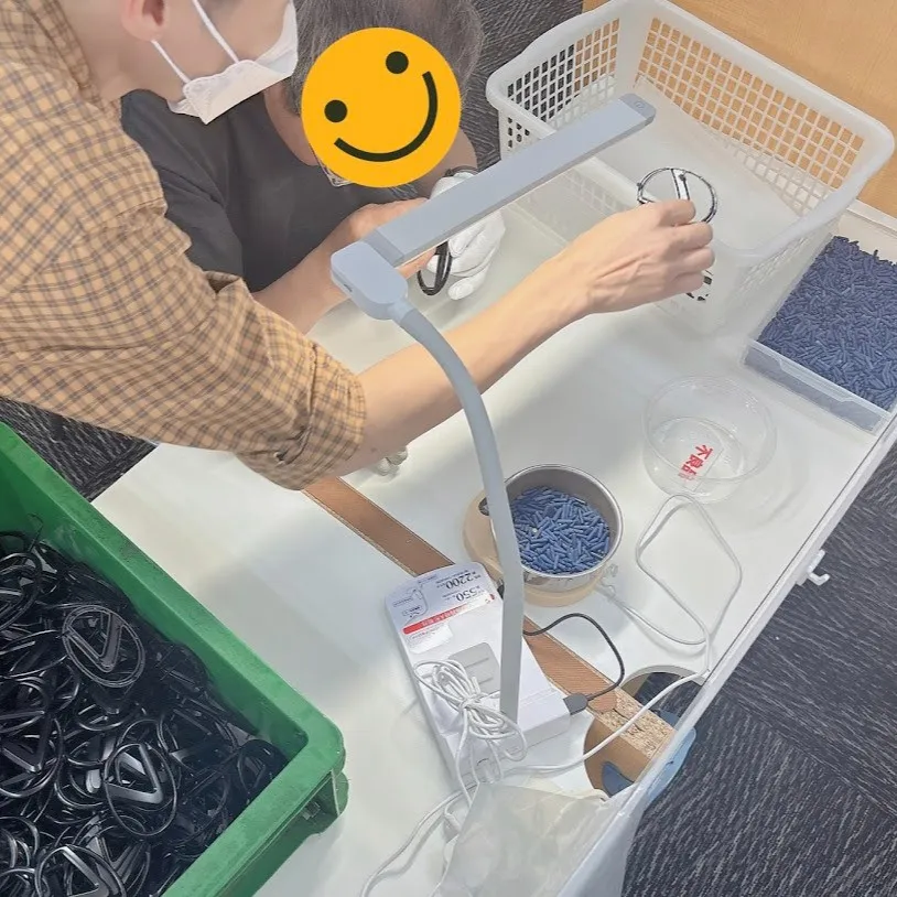 新人支援員くんが、初めて作業する利用者さんに一生懸命説明して...
